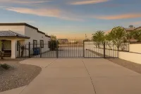 Roadrunner Retreat — Romantic Desert Villa · Private Hot Tub Lounge - Villas