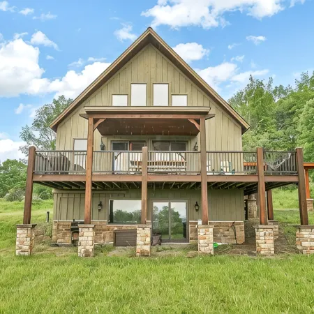 Spacious Ellicottville 5-bedroom 4-bath chalet with WiFi, AC
