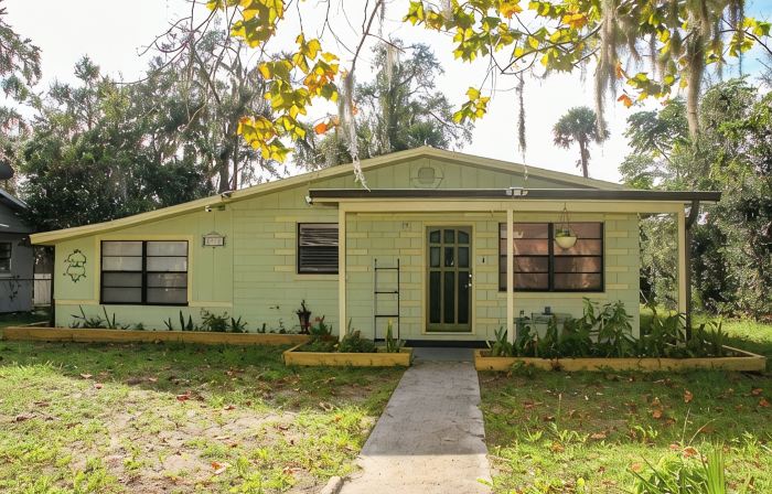 Fenced yard lots of Parking for trailer close to beach 4 bedrooms Edgewater