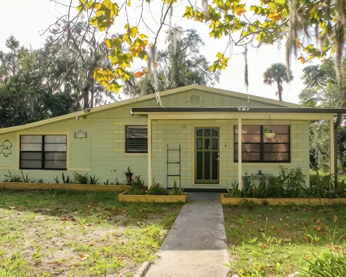 Fenced yard lots of Parking for trailer close to beach 4 bedrooms Edgewater Hotels in Edgewater