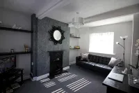 Beautiful House /Free parking 10min fromCity  Centre. - Bungalows