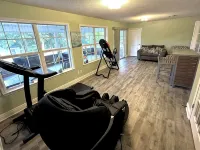 Forget your worries in this spacious and serene space with a beautiful lake view Hotele w: Milton