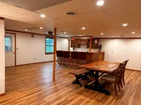 Papas Pool House: Secluded Pool and Hot Tub Retreat - 4-Star
