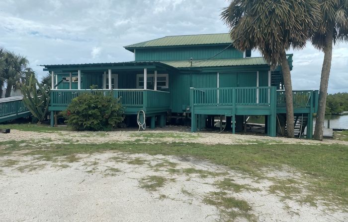 Charming waterfront 2 bedroom with bonus room that sleeps 8 in scenic Cedar Key