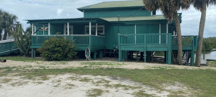 Charming waterfront 2 bedroom with bonus room that sleeps 8 in scenic Cedar Key Hoteles en Condado de Levy
