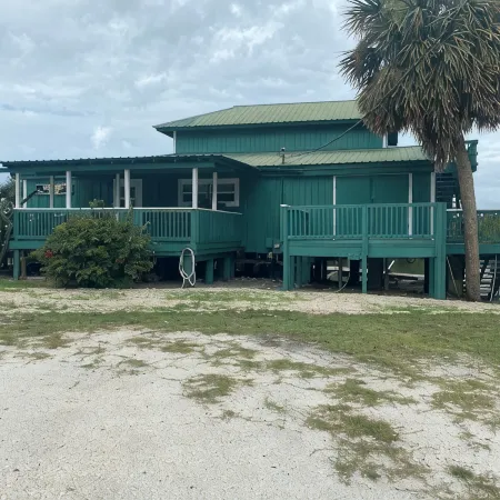 Charming waterfront 2 bedroom with bonus room that sleeps 8 in scenic Cedar Key