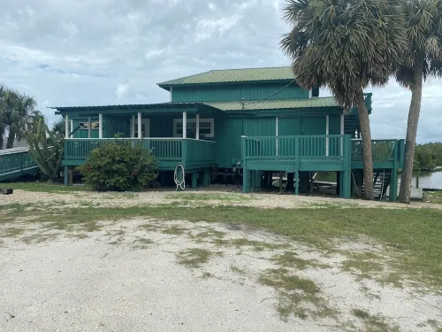 Charming waterfront 2 bedroom with bonus room that sleeps 8 in scenic Cedar Key