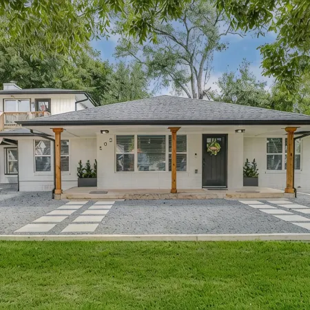 Stylish main-level home in historic downtown Brenham—walking distance to shops!