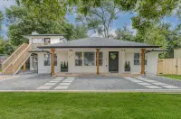 Stylish main-level home in historic downtown Brenham—walking distance to shops!