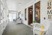 Historic Laconia Home near Lake Winni + Gunstock - 4 ดาว