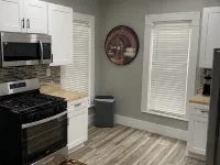 Charming 2-bedroom apartment with AC, WiFi, in The Historic Ashtabula Harbor Hotels in Ashtabula