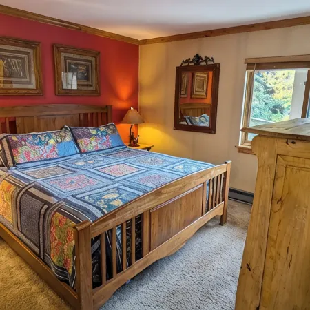 Spacious Condo w/ FREE WiFi, Parking, Heated Pool, Hot Tubs, Skier Shuttles