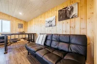 Off-grid tiny home farm stay with incredible mountain views! - 4-stjärniga