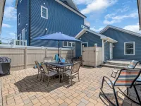 1 Block to Beach with Linens + Towels, BBQ & AC ベルマのホテル