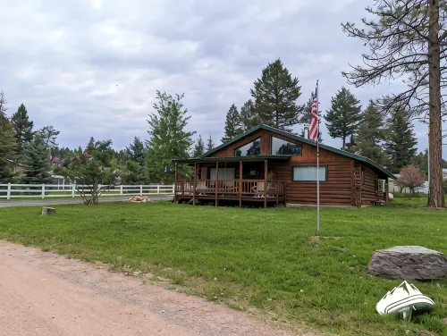 Comfortable Log Cabin w/AC ~ Downtown Seeley Lake! - Homestays
