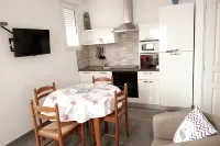 Small house 15 minutes from the beach. - บังกะโล