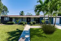 WATERFRONT MODERN 4/2 FLORIDA HOME POOL BOAT DOCK AND LIFT DIRECT GULF ACCESS - ビーチサイド