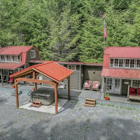 Tiny Cabin B, Steps from Mt. Rainier Nat Park W/ firepit close to river & trails