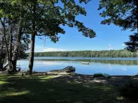 OAK COTTAGE - Lakefront on Thayer Lake in Alden, MI with WiFi, AC - Chalets