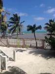 Casa Magdaluz, Recently Renovated Beach House with Great View!! - Homestays