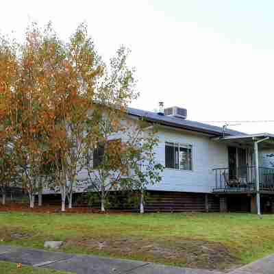 Family holiday haven cozy wood fire hiking skiing bird watching linen supplied Hotel Exterior