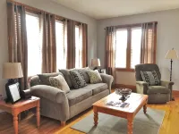 Beautiful Home near Zoo/College World Series/Downtown - 방갈로