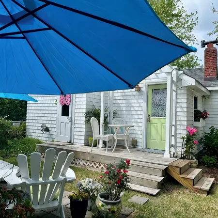 Beach cottage in the heart old town Manteo 0BX.  welcome