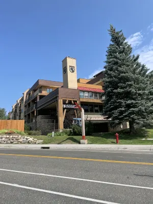 Lovely 2 Bedroom Condo - Steps from Gondola/Mountain Base, AC in Unit - Pool