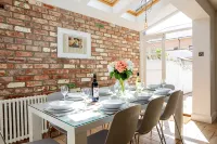 Stroll To The City Centre In From Chic Refurbished Townhouse - Wi-Fi