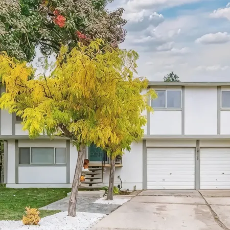 Backyard Summer Getaway Great for Family & Friends- Close to Convention Center!