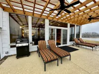 WATERFRONT exclusive 4-bedroom house, pool/hot tub on 15 acres, fenced & gated! - 民宿