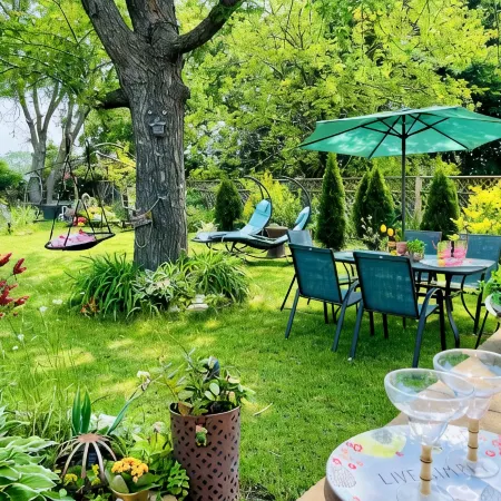 Friends-Inspired 3 BDR Escape Vintage Vibes & Private Garden Near Chicago