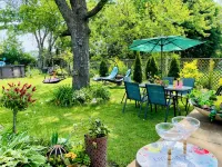 Friends-Inspired 3 BDR Escape Vintage Vibes & Private Garden Near Chicago - 3 ดาว