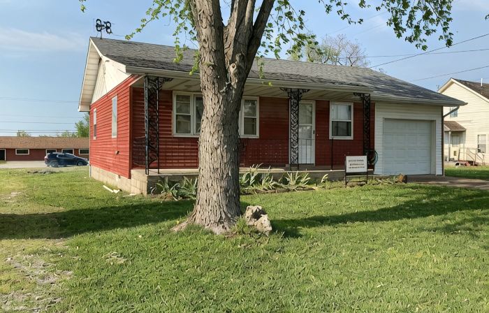 Cozy house/attached garage close to Lucas Oil Race Track and Pomme De Terre Lake