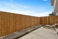 Brand New Lavish Townhome Duplex w 2 Private Hot Tubs & 2 Saunas - 4 stjerner