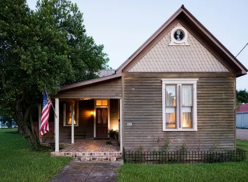 Downtown, Free wine, Courtyard, Porches, 1885, Keyless, Private
