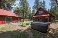 Nine Pines Outpost: Pet Friendly, Hot Tub, Game Room, w/ Private Treetop Escape. - Boutique