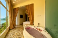 The Neeraj Ganga Rajmahal Wellness with Ganga View - Hot Tub
