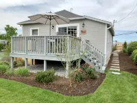 Cozy Summer Cottage minutes from Narragansett Beaches Hotel berhampiran Rumah Api Point Judith