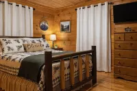 Blue Ridge Mountain Cabin w/ Hot Tub, Firepit, Game Room & Scenic Views