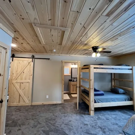 Escape to Our Cozy Lakeside Cabin-Great Sunset Views-1 Hour from Cities