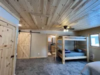 Escape to Our Cozy Lakeside Cabin-Great Sunset Views-1 Hour from Cities
