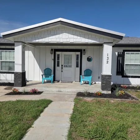Charming Family Friendly Coastal Home Min from Beach and Bay!!! Sleeps 9!