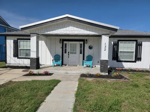 Charming Family Friendly Coastal Home Min from Beach and Bay!!! Sleeps 9! - 4 tähden