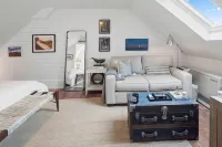 Modern 1 bed/Studio - Steps from the Center of Town - 4 ดาว