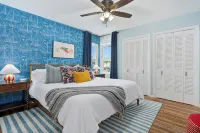 Serene Waterfront 5Br Sleeps 15 w/Heated Pool, Fire Pit, Boat & Jet Ski Lift - 4 stjerner