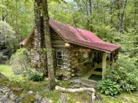 Tripps Cabin- Quaint cabin a mile from downtown Highlands! Hotels in Highlands