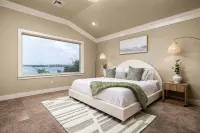 3800sf Lake Front Home, Hot Tub, Next to Boat Ramp and Park, Centrally Located!