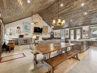 Stunning 6 Bedroom vacation home with pool & hot tub 5 minutes from Frio River! Hotels in Concan