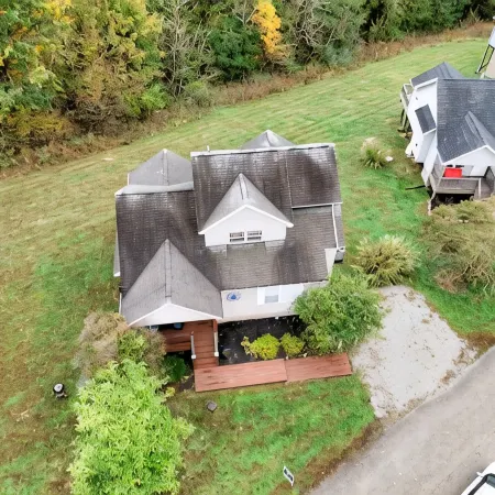 3B/3B; Single Family Lakeside Retreat W/Hot Tub